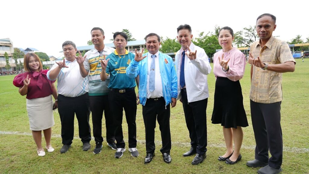 ผอ.อดุลย์ศักดิ์ บุญเอนก ผอ.สพม.กท 1. ประธานในการเปิด Football League U18 2025 โดยมี ผอ.พงษ์ศักดิ์ เกียรติการค้า และคณะผู้บริหารให้การต้อนรับ วันที่ 19 สิงหาคม 2568 ณ โรงเรียนมัธยมวัดหนองแขม