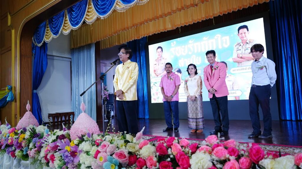 “ร้อยรักถักใจ สายใย น.ข.” ผอ.พงษ์ศักดิ์ เกียรติการค้า ครูณัฐยา อาจมังกร ครูวิทวัส รังสีพิพัฒน์ คุณสมศักดิ์ ผลจันทร์ วันที่ 26 กันยายน 2568 ณ โรงเรียนมัธยมวัดหนองแขม