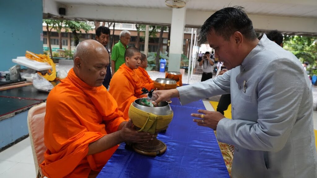 ผอ.สุริยันต์ เหล่ามะลึก ประธานในการทำบุญตักบาตร ในวันพฤหัสบดีที่ 13 พฤศจิกายน 2568 ณ โรงเรียนมัธยมวัดหนองแขม