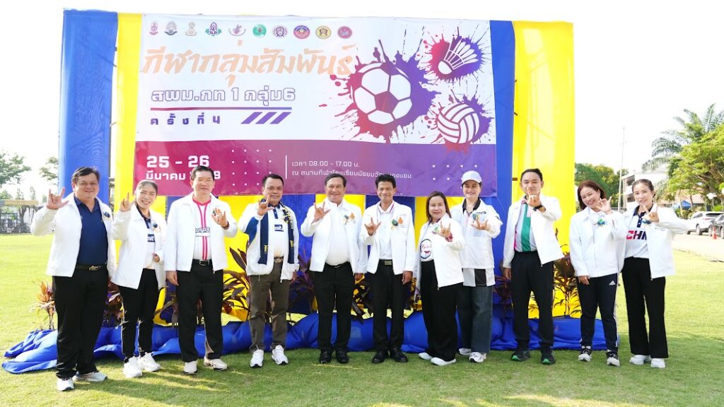 นายอดุลย์ศักดิ์ บุญเอนก ผอ.สพม.กท.1 ประธานเปิดงานกีฬากลุ่มสัมพันธ์ โดยมี ผอ.สิทธิศักดิ์ แก้วสอนทะเล ผอ.สุริยันต์ เหล่ามะลึก และคณะผู้บริหารกลุ่ม 6 กล่าวรายงานและให้การต้อนรับ วันที่ 26 มีนาคม 2569 ณ โรงเรียนมัธยมวัดหนองแขม