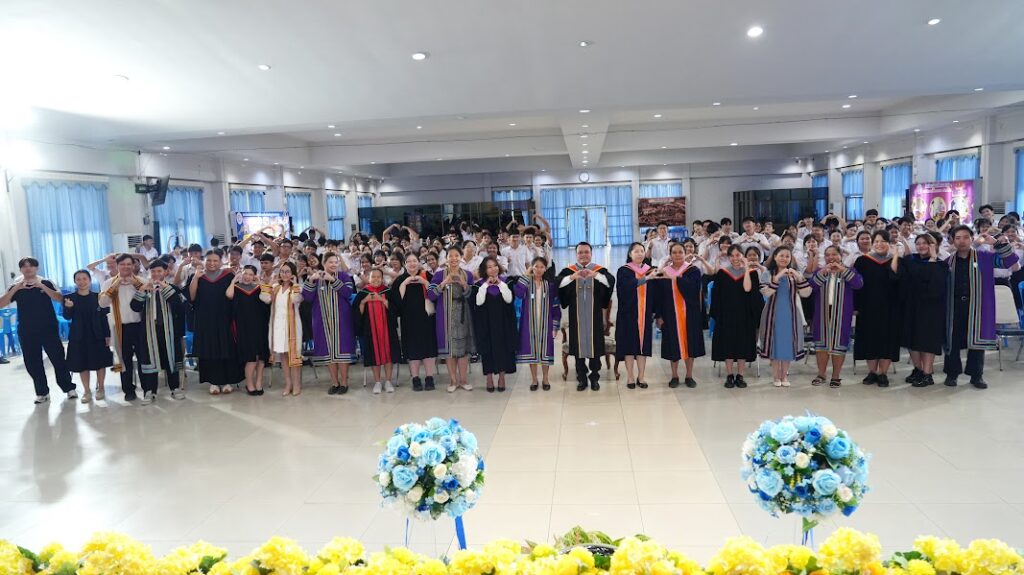 ผอ.สุริยันต์ เหล่ามะลึก ประธานในพิธีมอบประกาศนียบัตรผู้สำเร็จการศึกษา ม.3 และ ม.6    วันที่ 31 มีนาคม 2569 ณ โรงเรียนมัธยมวัดหนองแขม