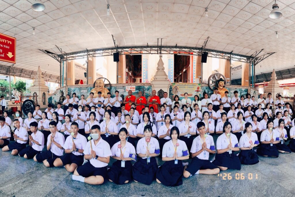 ผอ.สุริยันต์ เหล่ามะลึก ประธานในพิธีจัดกิจกรรมแสดงตนเป็นพุทธมามกะและกิจกรรมเวียนเทียนเนื่องในวันวิสาขบูชา ประจำปี 2569 วันที่ 1 มิถุนายน 2569 ณ วัดหนองแขม กรุงเทพมหานคร