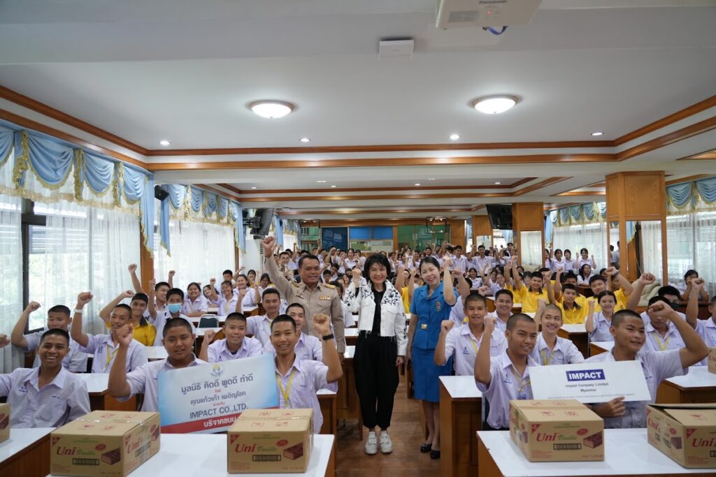 ดร.แก้วเก้า เผอิญโชค มูลนิธิ คิดดี พูดดี ทำดี ร่วมกับ IMPACT. CO. LTD. มอบขนมแก่นักเรียน-บุคลากร โรงเรียนมัธยมวัดหนองแขม  จำนวน 3,200 ชิ้น