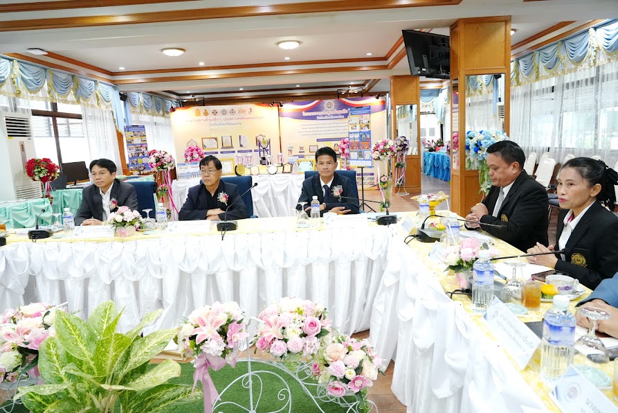 ผอ.ไชยา กัญญาพันธุ์   ผอ.สิทธิศักดิ์ แก้วสอนทะเล     ผอ.ประทีป หมื่นขำ    ศน.กันยารัตน์ วงษ์วิบูลย์สิน  ประธานและคณะกรรมการประเมินระบบดูแลช่วยเหลือนักเรียน โดยมี ผอ.สุริยันต์ เหล่ามะลึกและคณะให้การต้อนรับ     วันที่ 26 สิงหาคม 2569   ณ โรงเรียนมัธยมวัดหนองแขม