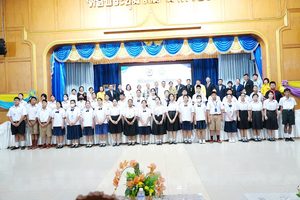 ผอ.ธนิต ทองธัญญะ ประธานคณะกรรมการสถานศึกษาขั้นพื้นฐาน ประธานในพิธีมอบรางวัลเชิดชูเกียรติบุคลากรและมอบทุนการการศึกษา  1 กย. 2569