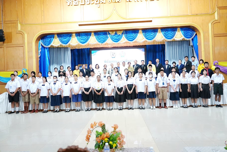 ผอ.ธนิต ทองธัญญะ ประธานคณะกรรมการสถานศึกษาขั้นพื้นฐาน ประธานในพิธีมอบรางวัลเชิดชูเกียรติบุคลากรและมอบทุนการการศึกษา  1 กย. 2569